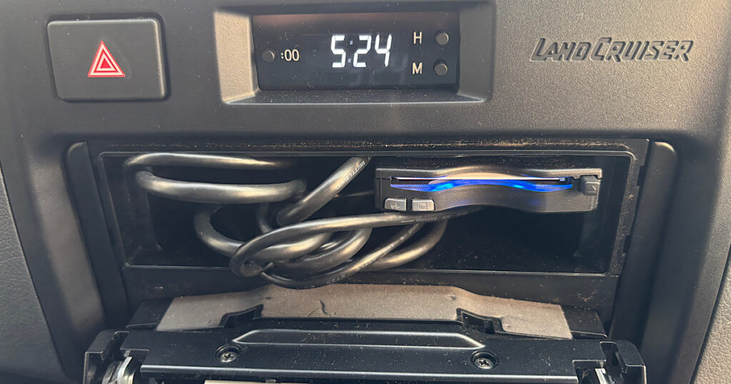 1DINボックス内に収納したETCとHDMIケーブル