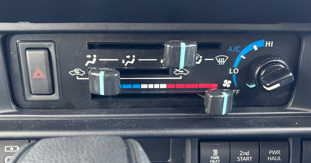 エアコン横に移設したハザードスイッチの写真