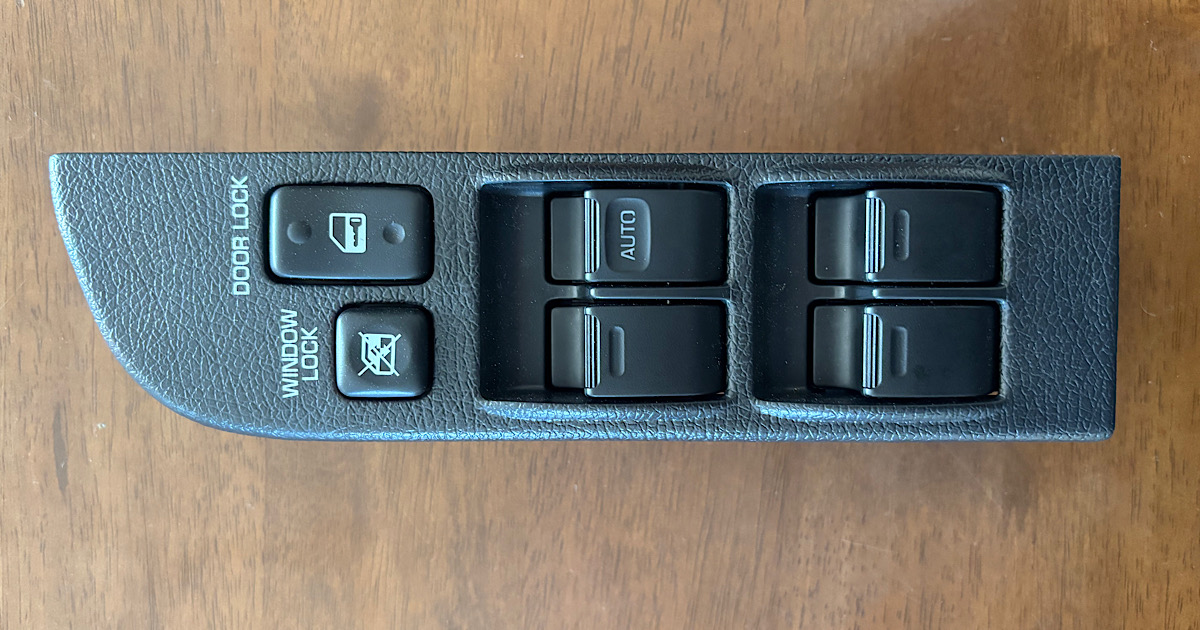 ランドクルーザー70のパワーウィンドウスイッチ加工