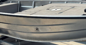 アルミボートに取付したビルジポンプとスルハル