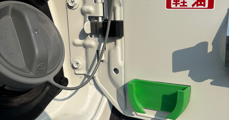 ランドクルーザー70に装着したフューエルキャップスタンド