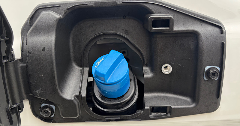 ブラインドナットを取り付けたランドクルーザ−70のアドブルーリッド