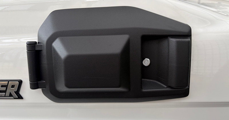 ロックボルトを取り付けたランドクルーザー70のアドブルーリッド