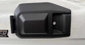 ロックボルトを取り付けたランドクルーザー70のアドブルーリッド