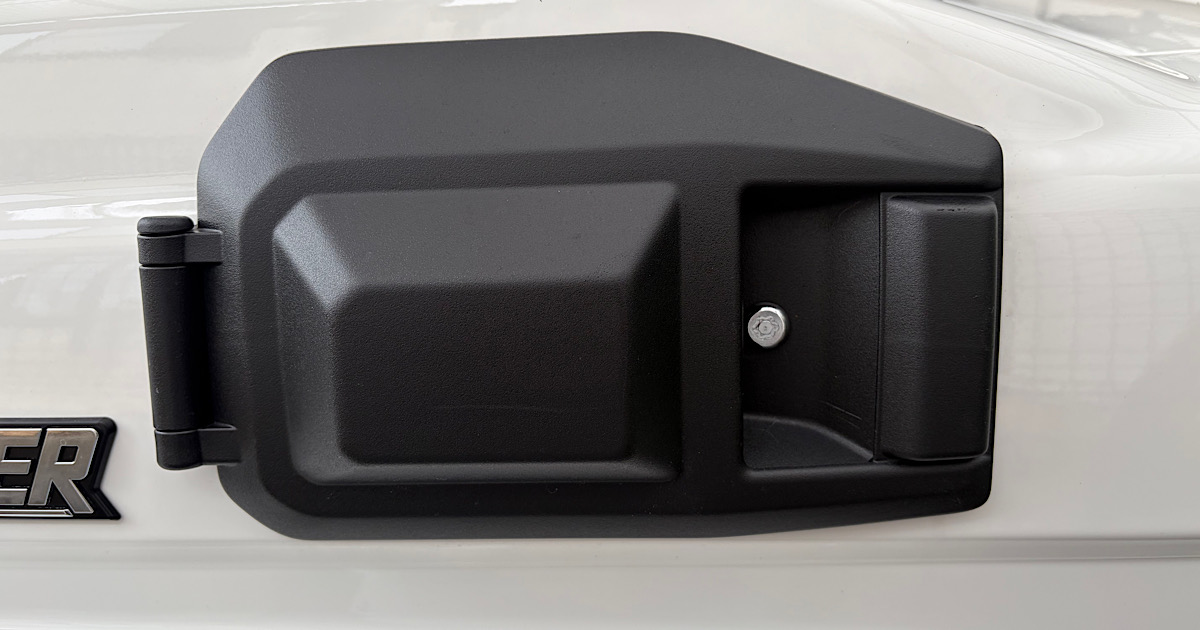 ロックボルトを取り付けたランドクルーザー70のアドブルーリッド