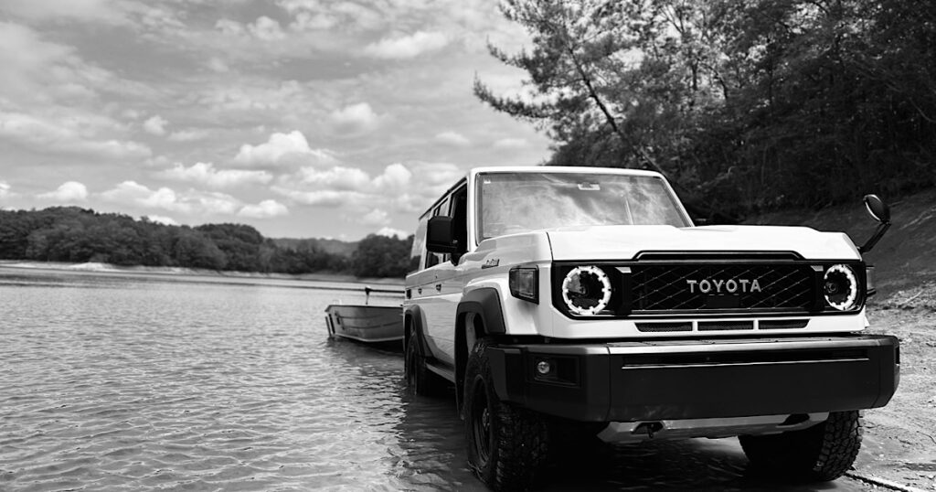 ランドクルーザー70とボートの画像
